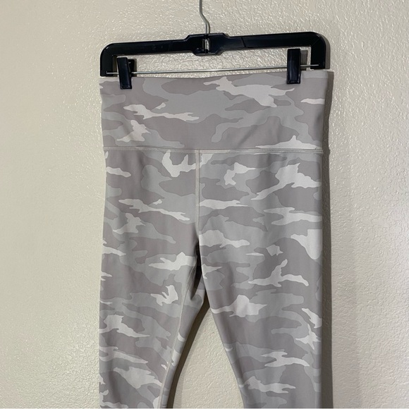 Athleta Elation 7/8 Tight Women’s Size M Gray Camo High Waist Pocket Stretch - Picture 2 of 9